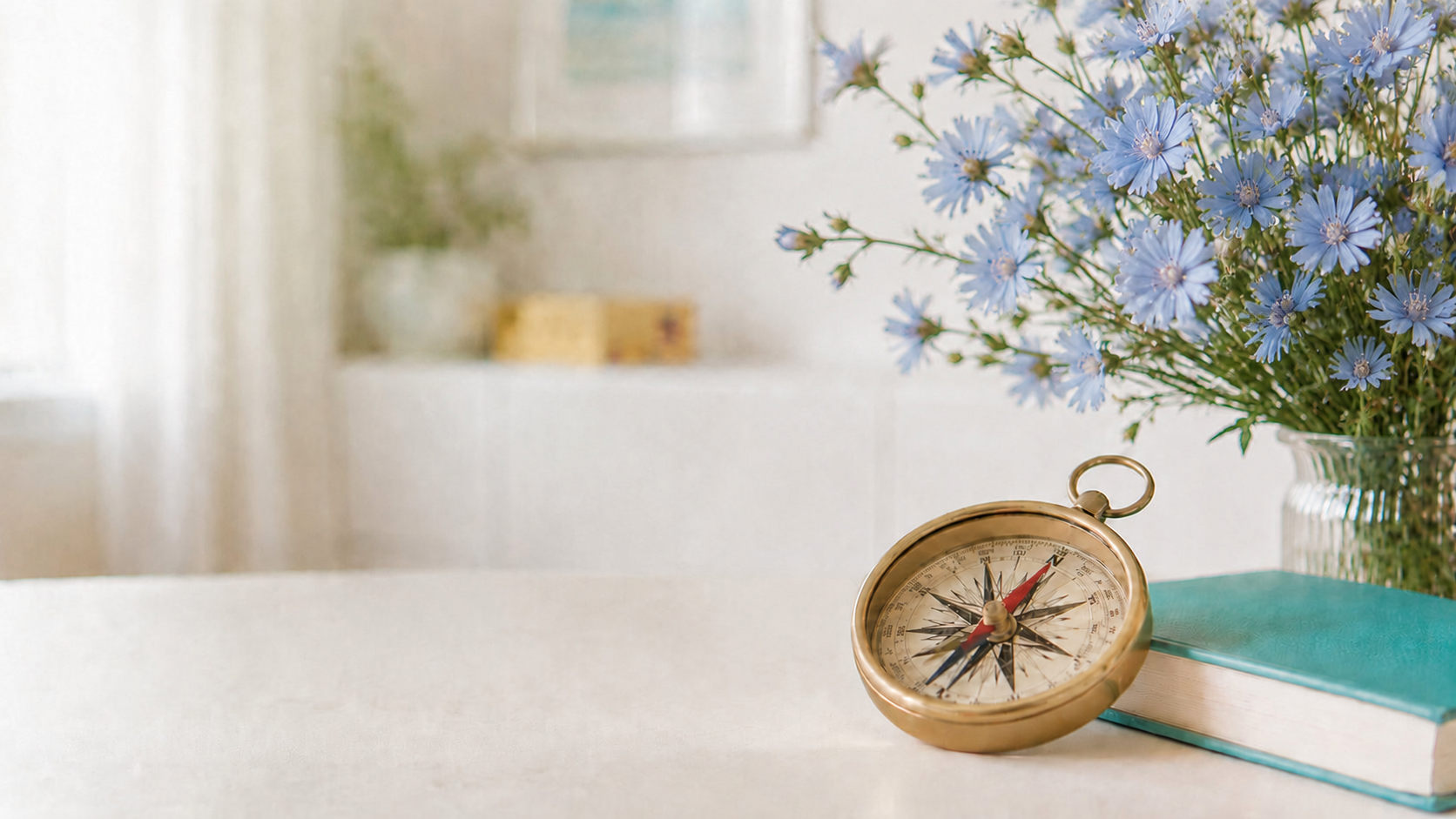 Kompass mit Blumen und Buch in Praxis